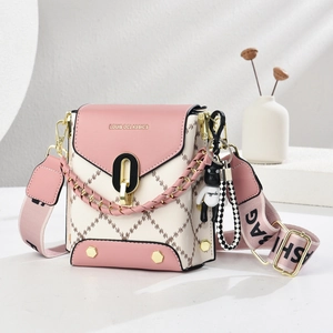 Vue détaillée du sac bandoulière bicolore avec garniture en cuir rose et sangle large