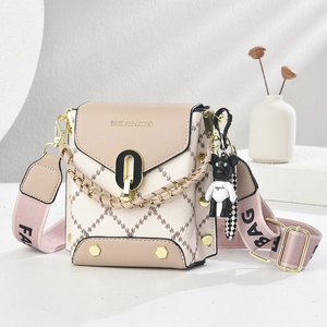 Détail du mini sac bandoulière avec matelassage en losange et breloque ourson