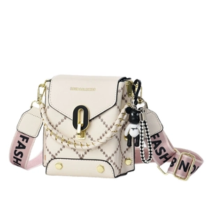 Mini sac à bandoulière crème pour téléphone avec motif matelassé et breloque ourson