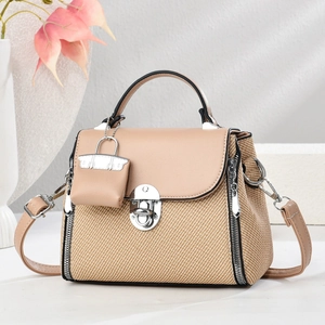 Sac bandoulière tendance en rotin tissé et cuir kaki avec fermoir en métal argenté