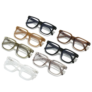 Collection de montures de lunettes carrées en TR90 de diverses couleurs sur fond blanc