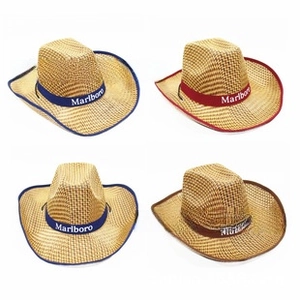 Detalle de sombreros de paja vaqueros tejidos con bordes coloridos y cintas decorativas