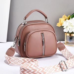 Sac bandoulière en cuir rose poudré avec large sangle géométrique et finitions argentées