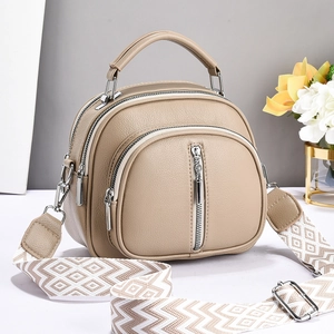 Sac bandoulière beige à texture de litchi avec trois poches zippées et sangle tissée