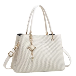 Sac à bandoulière crème minimaliste avec texture tissée, poignée et breloque chaîne dorée