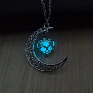 Collier croissant de lune lumineux avec cœur bleu brillant en finition argent