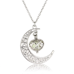 Vue détaillée du pendentif lune et cœur argenté avec perle lumineuse à l'intérieur
