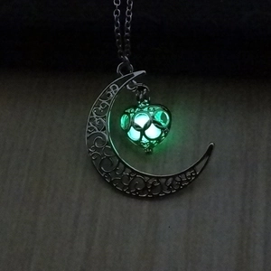 Collier avec pendentif lune évidée et cœur lumineux brillant dans l'obscurité vert