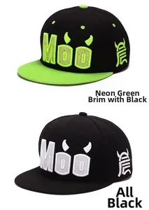 Détail de la casquette snapback MOO avec broderie 3D épaisse et design de cornes de diable