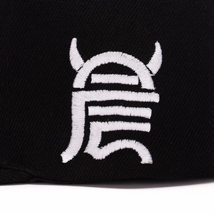 Casquette hip-hop à bord plat avec broderie blanche haute densité sur sergé noir