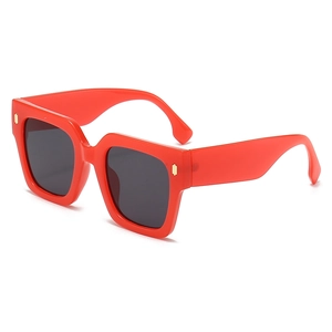 Lunettes de soleil carrées rouges avec verres noirs et détails dorés élégants