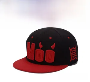 Détail de casquette snapback à bord rouge avec broderie 3D Moo et motifs flammes