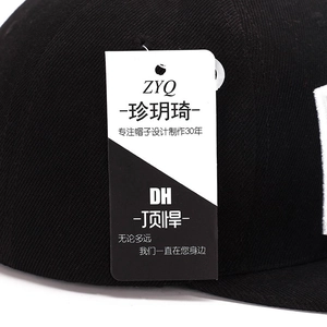 Gros plan sur la texture de la casquette hip-hop noire et les étiquettes de marque