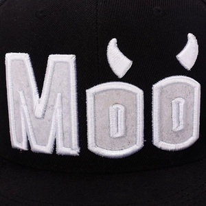 Casquette hip-hop noire à bord plat avec broderie Moo et petits détails de cornes