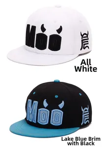 Détail des casquettes snapback MOO avec broderie 3D et petites cornes de démon