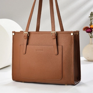 Sac fourre-tout marron en cuir grainé avec texte FASHION BAG et boucles dorées sur fond blanc