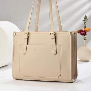 Sac à main élégant en cuir grainé beige avec doubles anses et poche avant pour femme