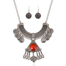 Böhmischer Vintage Silber Münz Halskette und runde Ohrringe Set mit rotem Schmuckstein.