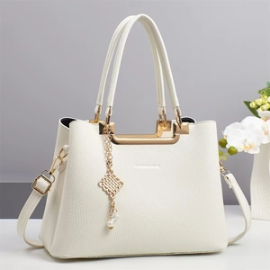 Elegante weiße Handtasche mit Litschi-Muster, Gold-Hardware und Perlen-Quasten-Anhänger