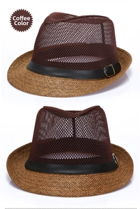Dettaglio del cappello di paglia da uomo con rete traspirante e cinturino in pelle nera