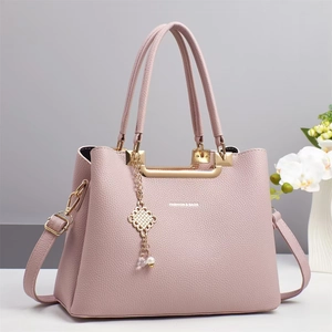 Modische rosa Handtasche aus Litschi-Leder mit goldenen Beschlägen und Gurt