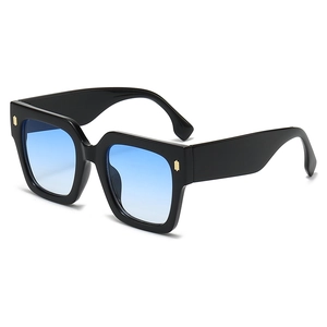 Lunettes de soleil carrées tendance avec verres dégradés bleus et détails dorés