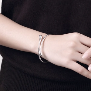 Minimalistisches silbernes offenes Armband mit Wassertropfen-Design am Handgelenk