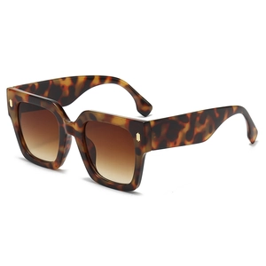 Lunettes de soleil carrées écaille de tortue avec verres dégradés et rivets d'or
