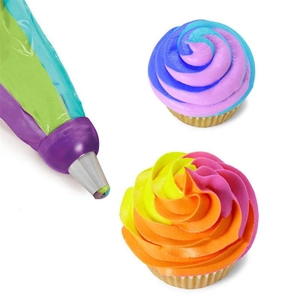 Three-color Russian piping tip coupler with stainless steel nozzle and colorful cream icing
