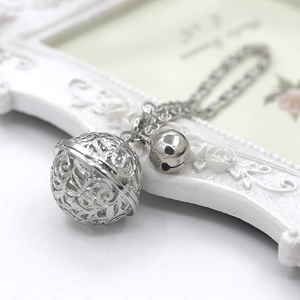 Ciondolo vintage a sfera con fiori e campanello con catena in metallo argentato