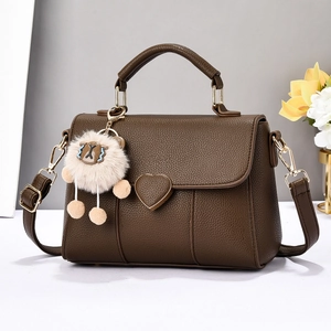 Sac À Main Pour Femme En Cuir PU Avec Boucle En Cœur Et Pendentif En Peluche Sac À Bandoulière Tendance Avec Poignée Supérieure