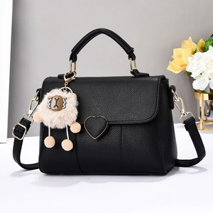 Sac bandoulière en cuir noir avec boucle cœur et charmant pendentif mouton en peluche