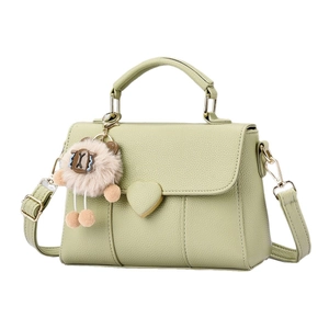 Sac bandoulière vert sauge tendance avec boucle cœur et pendentif en peluche