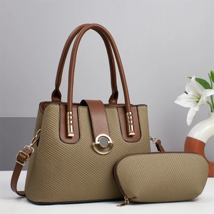 Grande borsa tote in tessuto kaki da donna con cinturini in pelle marrone e pochette