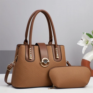 Borsa tote marrone intrecciata e pochette rotonda con tracolla regolabile set