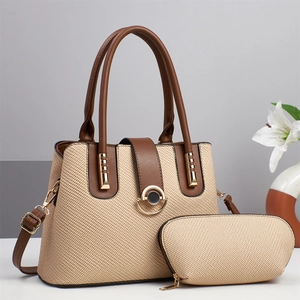 Set borsa a tracolla da donna in beige intrecciato con manici in pelle marrone