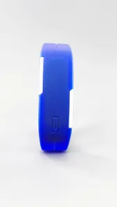 Vue détaillée du bracelet de montre de sport en silicone bleu avec fermeture à pression