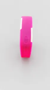 Vue détaillée de la montre de sport LED en silicone magenta sur fond texturé