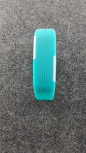 Détail du bracelet de montre de sport en silicone vert menthe avec découpes latérales