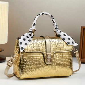 Sac à bandoulière doré motif crocodile avec foulard à pois et fermoir métallique