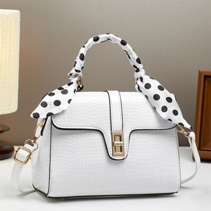 Petit sac carré blanc effet crocodile avec foulard à pois et détails dorés chics
