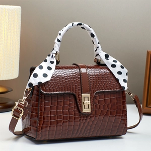 Sac à main marron à motif crocodile, fini brillant et poignée décorée d'un foulard en soie