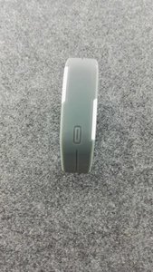 Gros plan du bracelet de montre LED sport gris mat avec icône tactile sur fond de feutre