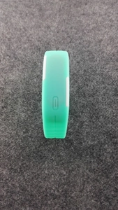 Détail du bracelet en silicone vert menthe et écran tactile LED de la montre sport