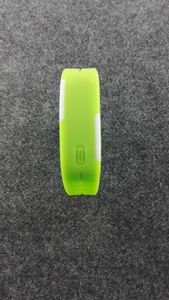 Détail du bracelet de sport en silicone vert et blanc avec fente latérale