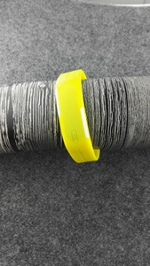 Vue détaillée du bracelet de sport LED en silicone jaune vif avec bouton tactile et texture étanche