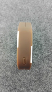 Vue détaillée du boîtier de montre LED marron avec bouton latéral blanc