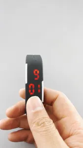 Vue détaillée de la montre numérique LED noire avec bracelet en silicone