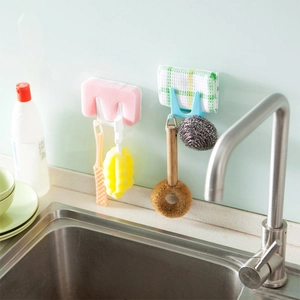 Organizzatore da cucina a parete per spugne e coperchi in bianco e azzurro chiaro