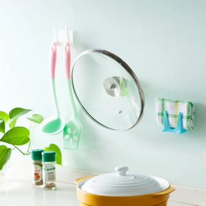 Organizzatore da cucina a parete per coperchi e utensili nei colori blu e verde opaco